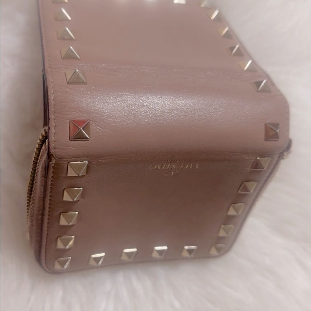 VALENTINO GARAVANI
Rockstud Accents Leather Compact Wallet 4.5” x 4” Approxi….. - Picture 6 of 14